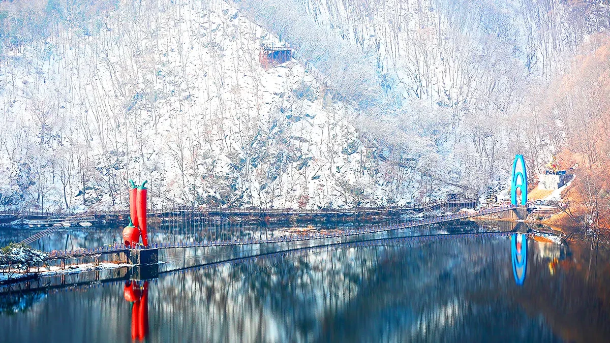 cheongyang-cheonjangho-suspension-bridge-winter-snow3.webp