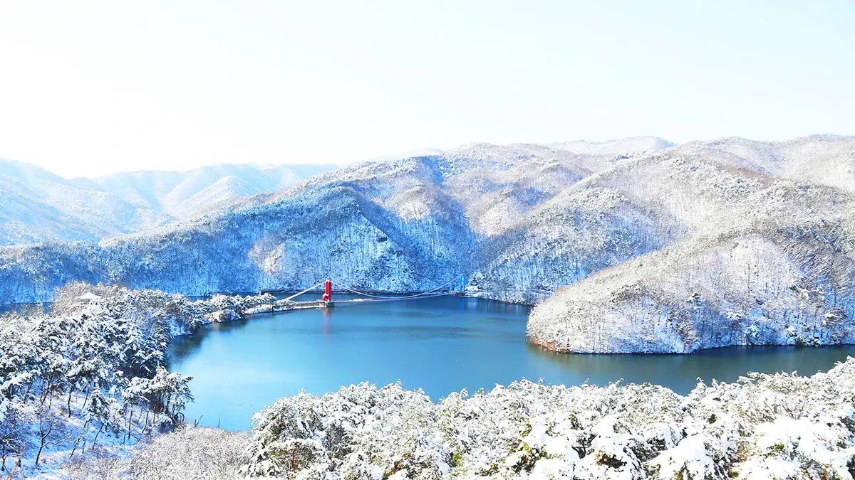 cheongyang-cheonjangho-suspension-bridge-winter-snow2.webp