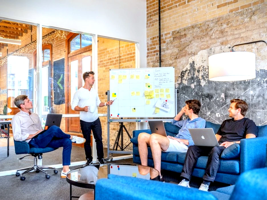 photo-1557804506-669a67965ba0.jpg?type=w1