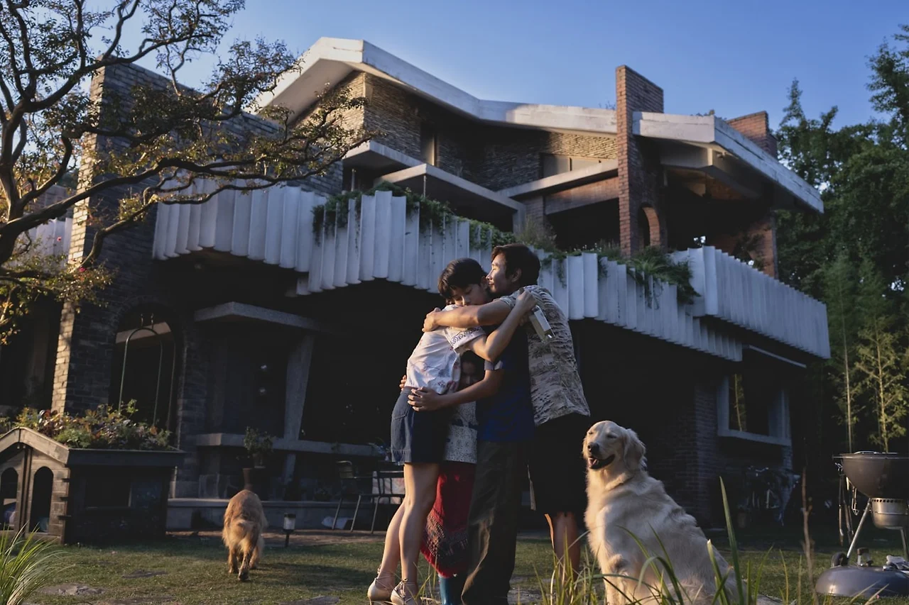 https%3A%2F%2Fkr.hypebeast.com%2Ffiles%2F2025%2F09%2F11%2Fpark-chan-wook-ryu-seong-hee-eojjeolsugaeopda-stills1.jpg?w=1440&cbr=1&q=90&fit=max