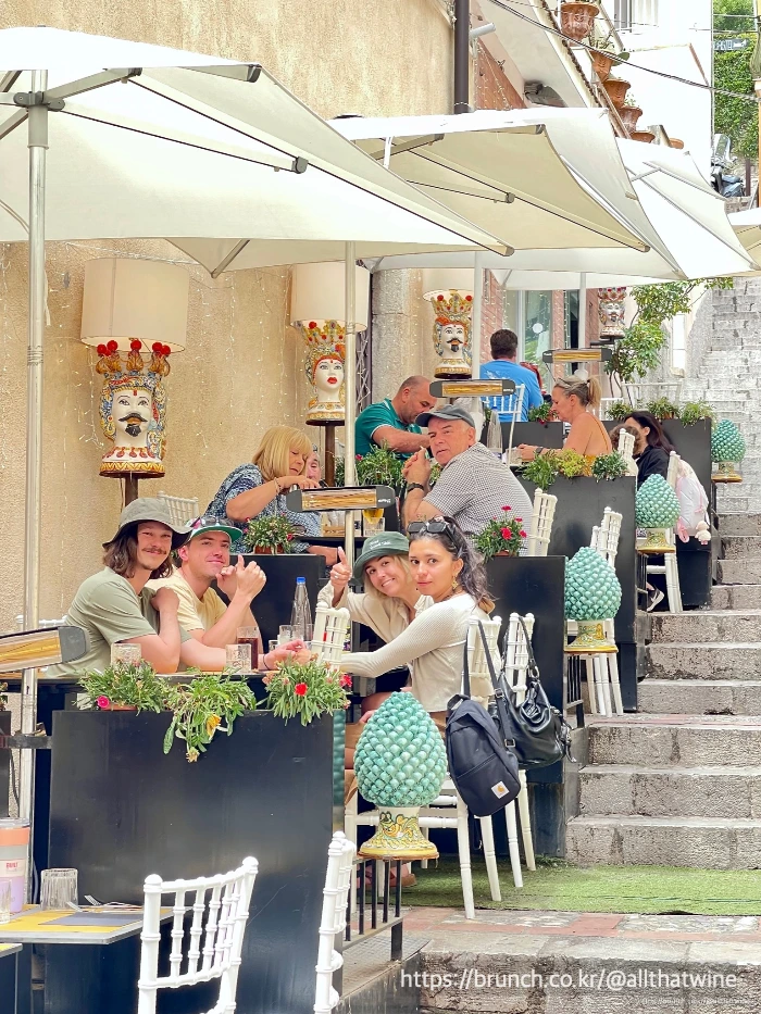 14타오르미나의 좁다란 비탈진 골목.jpeg