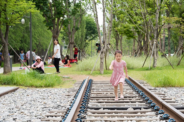 %EB%8F%84%EC%8B%AC_%EC%86%8D_%EC%89%BC%ED%84%B0_%EA%B2%BD%EC%9D%98%EC%84%A0_%EC%88%B2%EA%B8%B8?srvcId=MEDIA&parentSn=10016&fileTy=MEDIA&fileNo=6