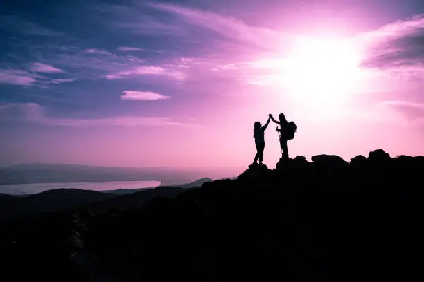 %EC%82%B0-%EA%BC%AD%EB%8C%80%EA%B8%B0%EC%97%90-%EC%9E%88%EB%8A%94-%ED%96%89%EB%B3%B5%ED%95%98%EA%B3%A0-%EC%84%B1%EA%B3%B5%EC%A0%81%EC%9D%B4%EB%A9%B0-%EC%A1%B0%ED%99%94%EB%A1%9C%EC%9A%B4-%EB%B6%80%EB%B6%80%EC%9D%98-%EC%84%B1%EA%B3%B5-%EC%82%AC%EB%A1%80.jpg?s=612x612&w=0&k=20&c=vC2moJu_bfMG360kgBByOzaUSh5A3xiyBO9M-AqLwgE=