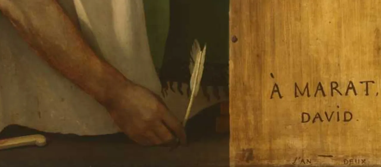 이 남자의 오른손은 글을 쓰다가 죽었다는 것을 증명하듯 부러진 킷털펜이 부러진채 바닦에 턱 놓아져 있습니다. 잉크통이 올려져 있는 나무 통 표면에는 A MARAT DAVID 그리고 그 아래 JAN DELIX라는 단어가 쓰여져 있습니다.JPG
