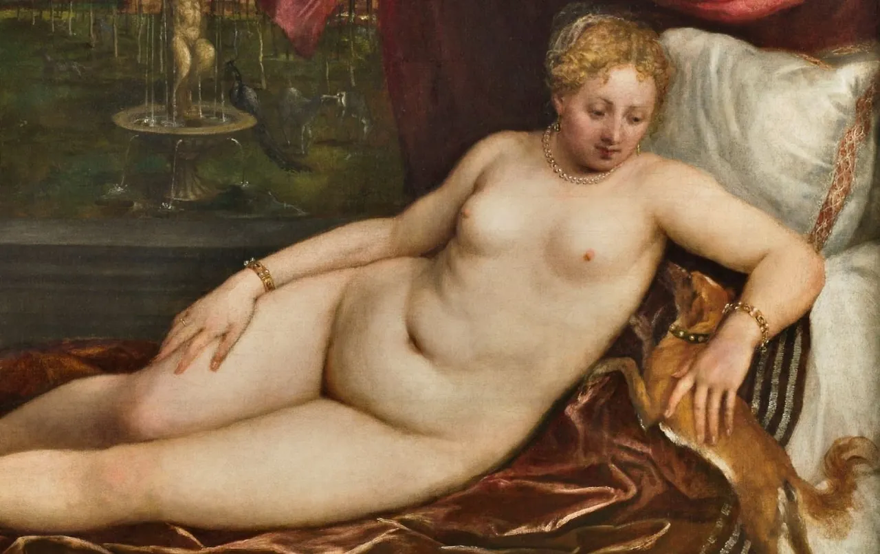 오른쪽에는 아름다운 비너스가 그녀의 애견을 바라보고 있습니다. 비너스는 짧은 단발처럼 보입니다만, 머리를 뒤로 감싸 올림머리를 하고 있는 듯합니다..JPG