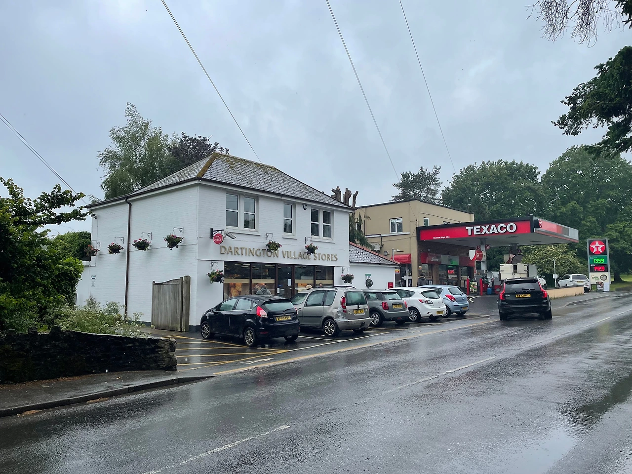 다팅턴 중심가의 슈퍼마켓과 주유소.JPG