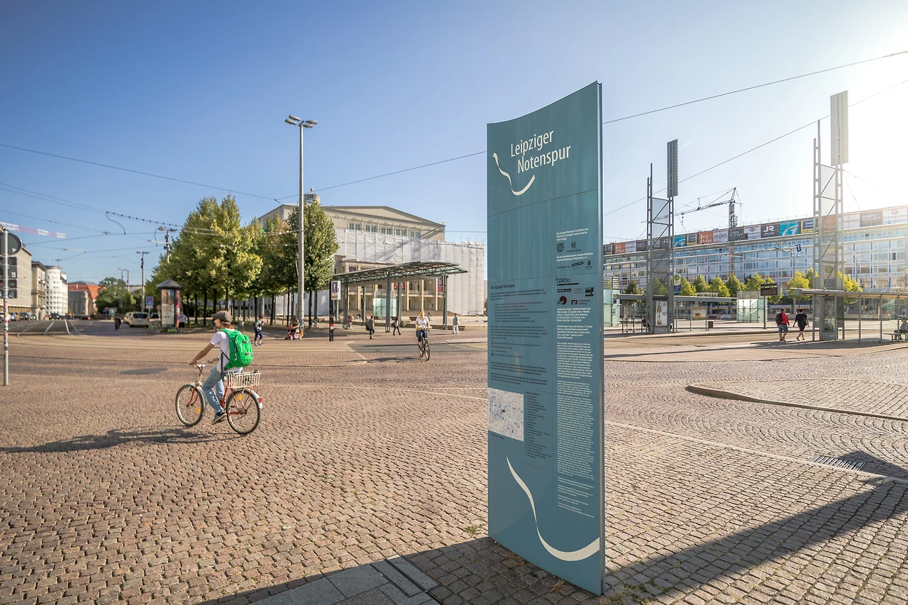 .jpg?url=https%3A%2F%2Fdam.destination.one%2F918065%2F818e89d926240f77cbc3793be112caa69f3c5515795d1c3dee966e08bc7ae819%2Fstele-der-leipziger-notenspur-am-augustusplatz-musikstadt-leipzig.jpg&scale=both&mode=crop&quality=90&width=2560&height=1707&focuspoint=0.21,-0.06