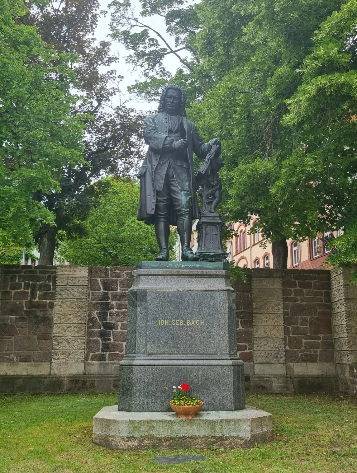 GOw3bx5XgAEMk2G?format=jpg&name=large