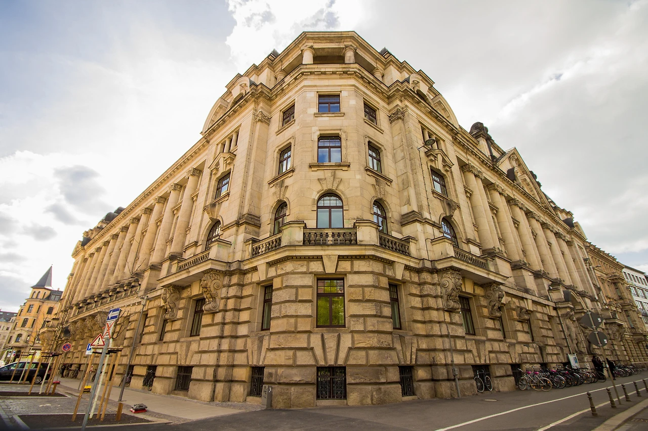 .jpg?url=https%3A%2F%2Fdam.destination.one%2F1410478%2Fcd254b4fe0e28ea88c3dd3f292a965610b56dab9ac7b0e83e2572fdadaf9896a%2Fhochschule-f-r-musik-und-theater-leipzig-bildung-studieren-kultur-tom-williger-leipzig-travel-1-jpg.jpg&scale=both&mode=crop&quality=90&width=2560&height=1707&focuspoint=0.01,0.36