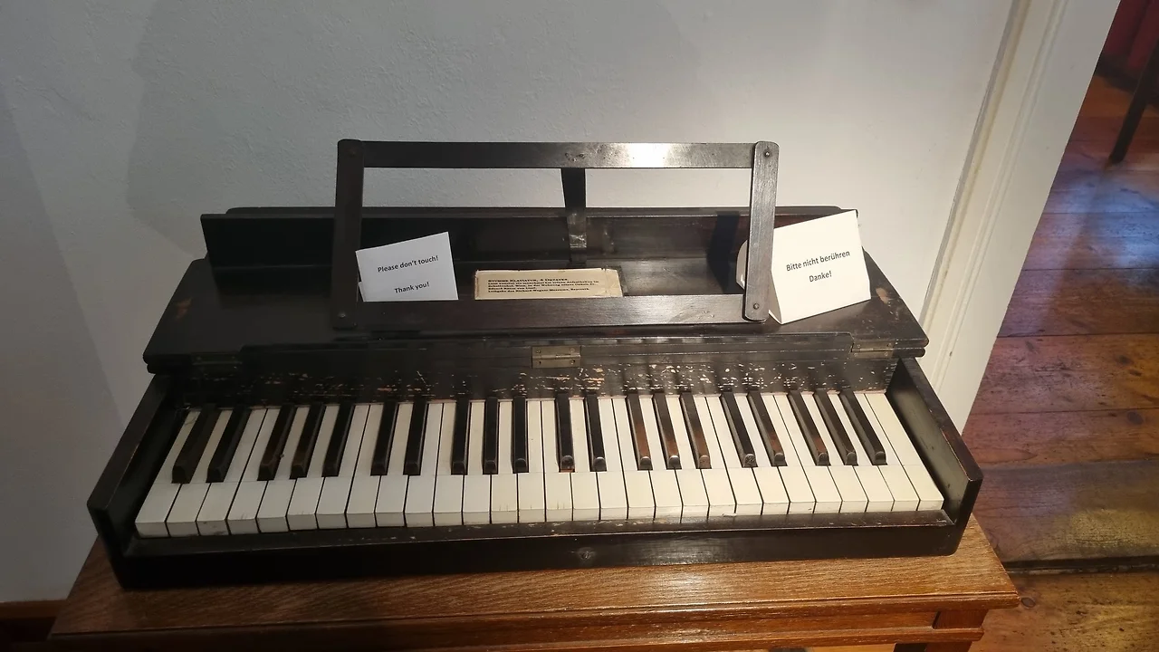 GN8s6hNWcAAC8-1?format=jpg&name=large