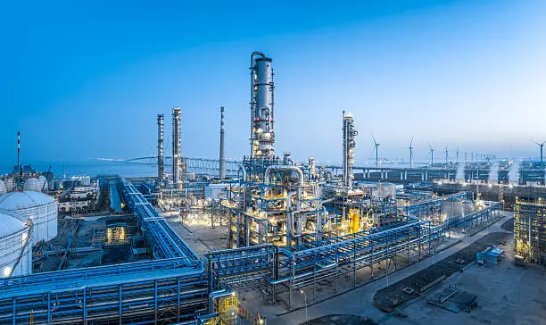 %EC%84%9D%EC%9C%A0-%ED%99%94%ED%95%99-%ED%94%8C%EB%9E%9C%ED%8A%B8-%EC%82%B0%EC%97%85-%EC%9E%A5%EB%B9%84-%ED%92%8D%EA%B2%BD-%EB%B9%84%EC%A6%88%EB%8B%88%EC%8A%A4-%EC%82%B0%EC%97%85-%EB%B0%8F-%EA%B8%B0%EC%88%A0.jpg?s=612x612&w=0&k=20&c=MuWW1Cq76Ps-bU2UaGAuWpl6HlZxW1z96CMWBgQTcMc=