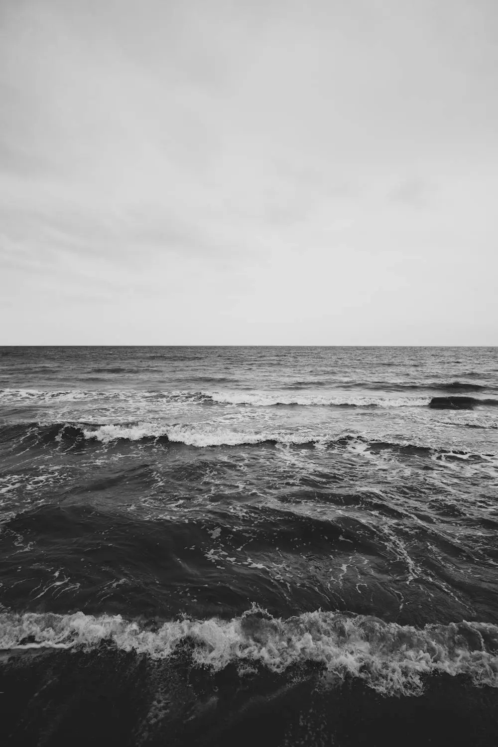 free-photo-of-ocean-waves-in-black-and-white.jpeg
