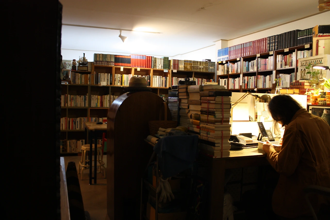 이상북 자신의 책에 싸인을 하고 있는 주인장.JPG