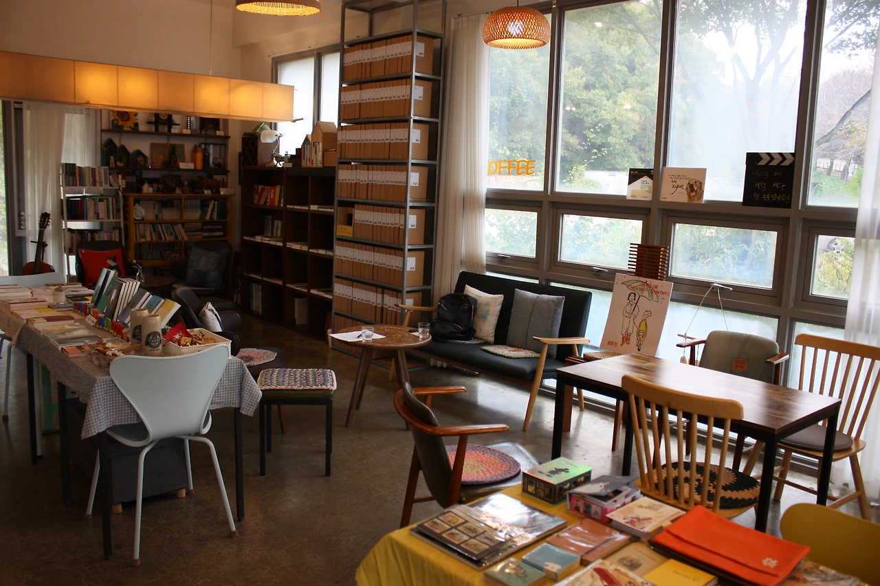 북카페 내부 2.JPG