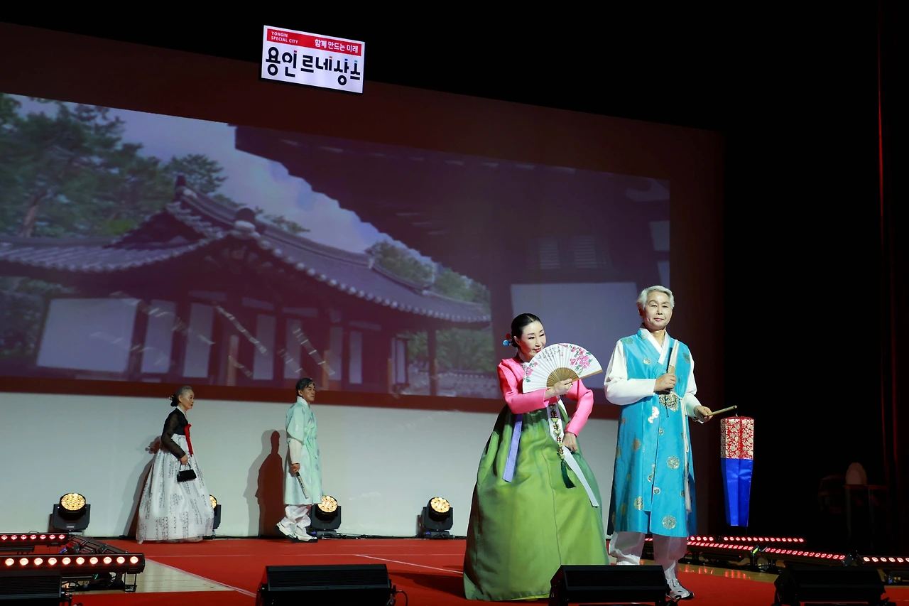 시니어 모델 런웨이 현장 (사진 용인시).JPG