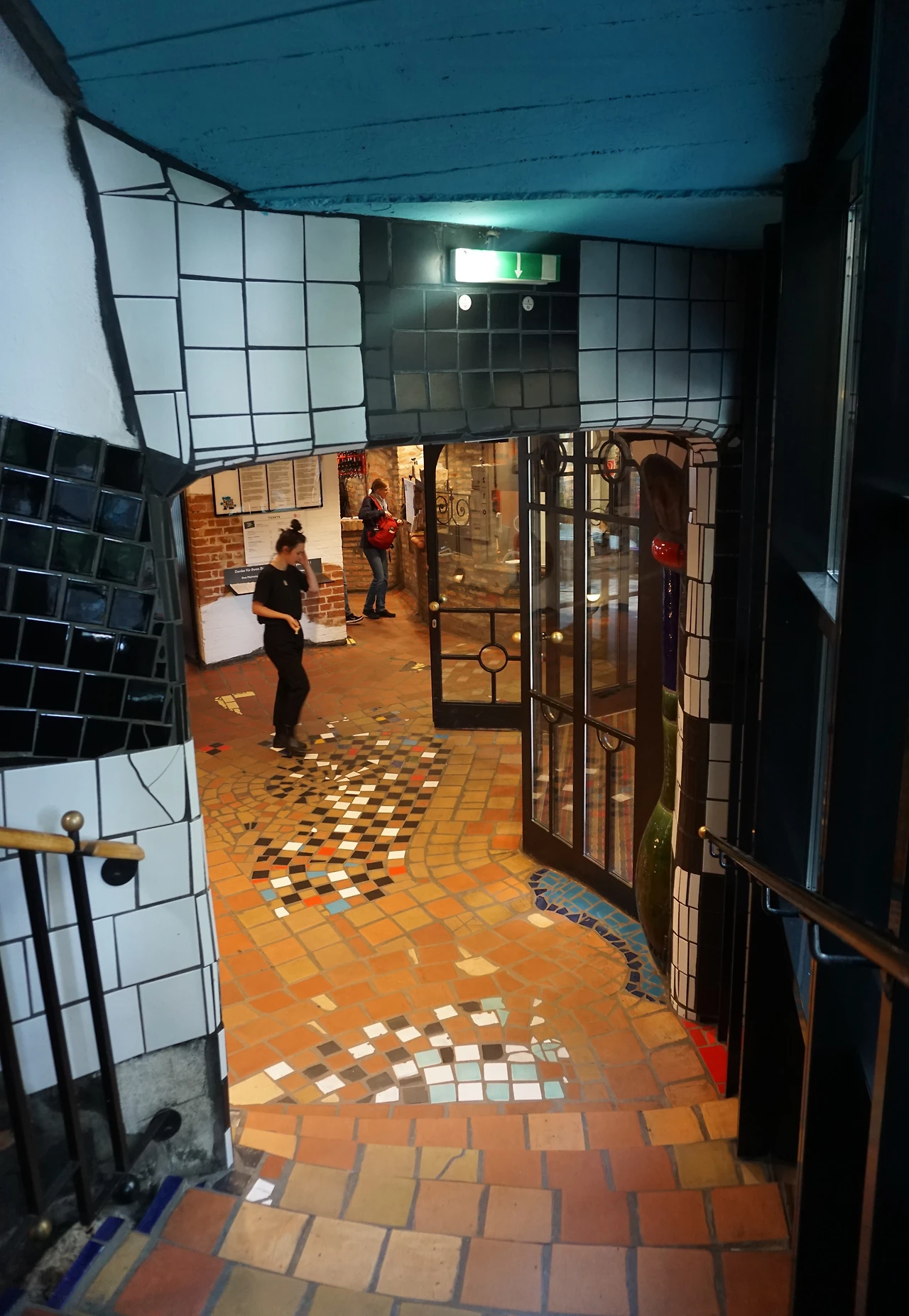 구불한 계단과 알록 타일.JPG