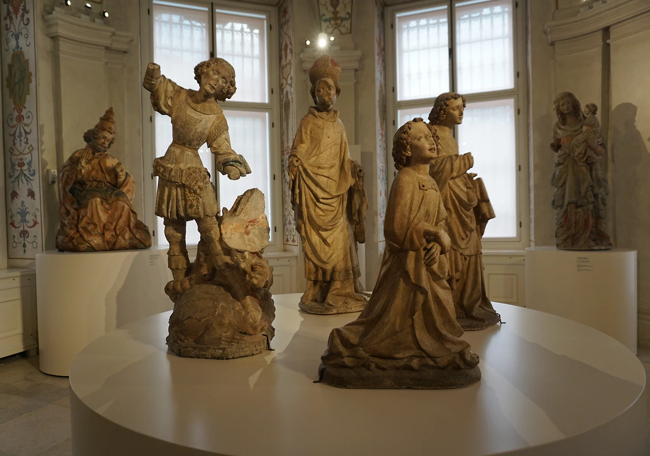 벨베데레 갑툭튀 중세 조각들.JPG