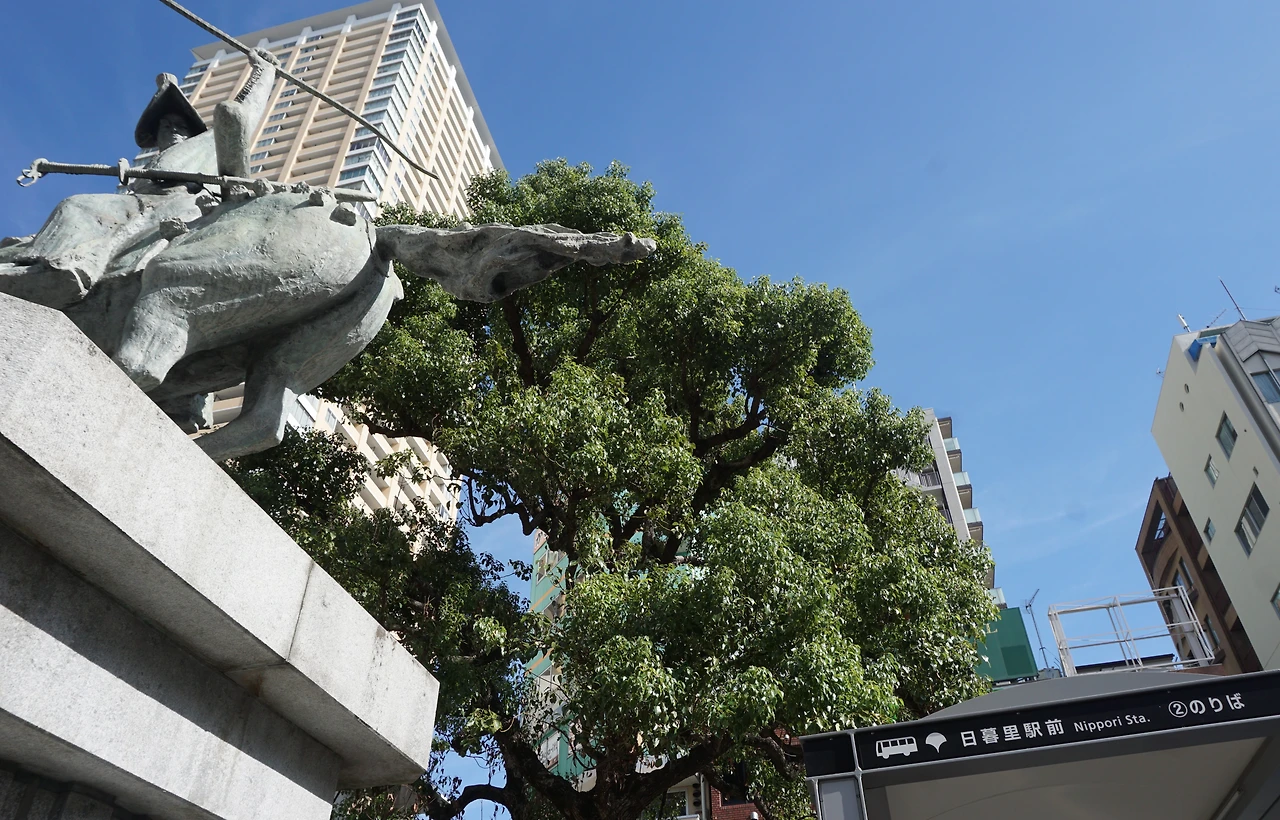 닛포리역 앞 버스정류장.JPG