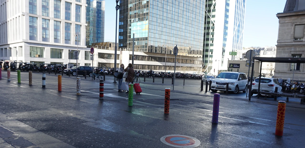 2일 리옹역 앞 알록달록.JPG