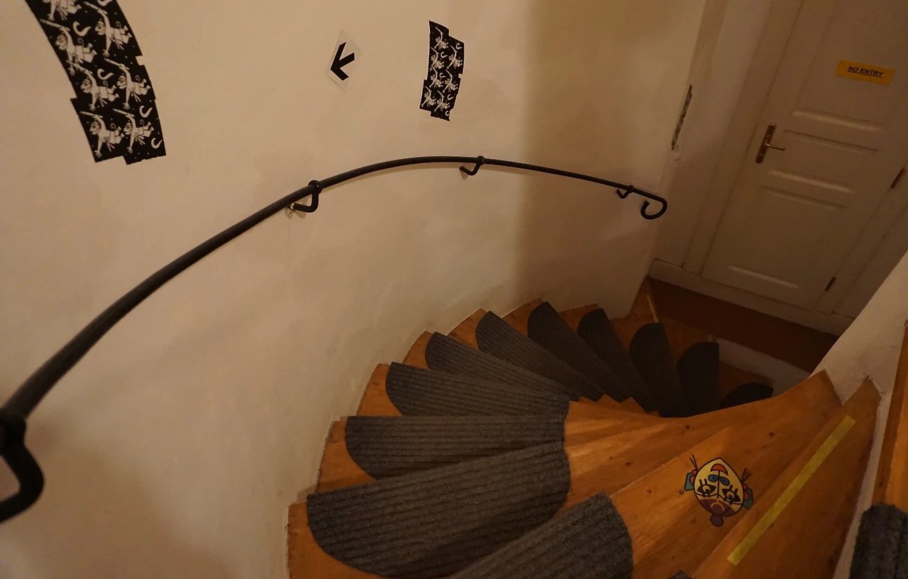 마리오네트 극장 계단.JPG