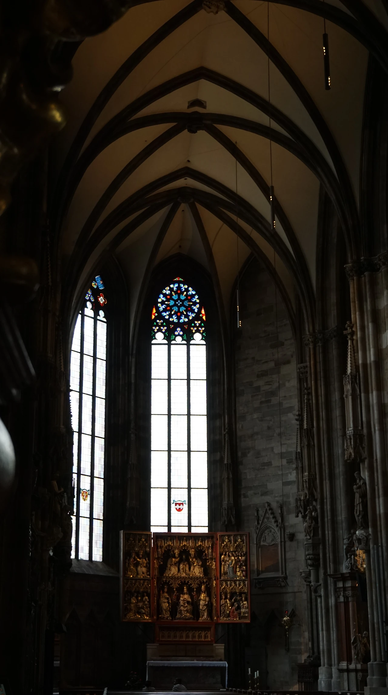 노이슈테판 제단( 조각가이자 화가인 미하엘 파허의 작업장에서 15세기에 만들어졌습니다. 이 제단은 그리스도와 다른 종교적인 대상들의 삶의 장면들을 묘사하는 복잡한 조각과 조각과 세부적인 그림이 있다.JPG