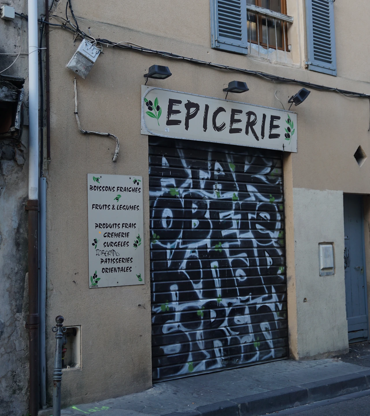 3일 매일 나올 때 문 닫은 잡화점.JPG