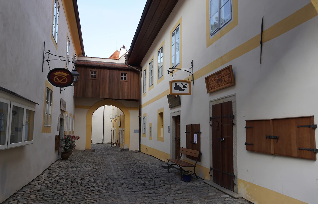 성 앞 장인의 가게들 간판.JPG