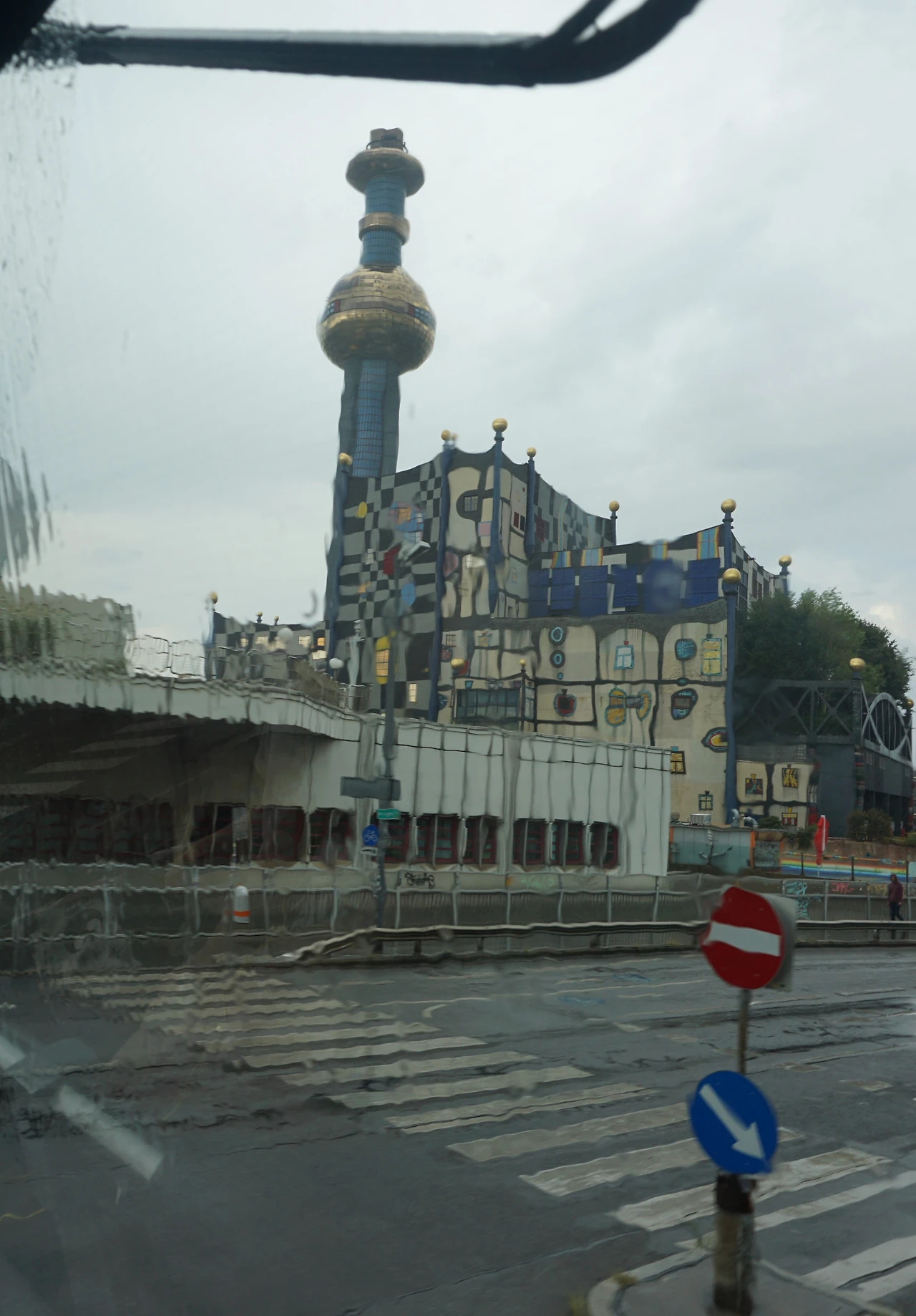 훈데르트바서 지나가다 본.JPG