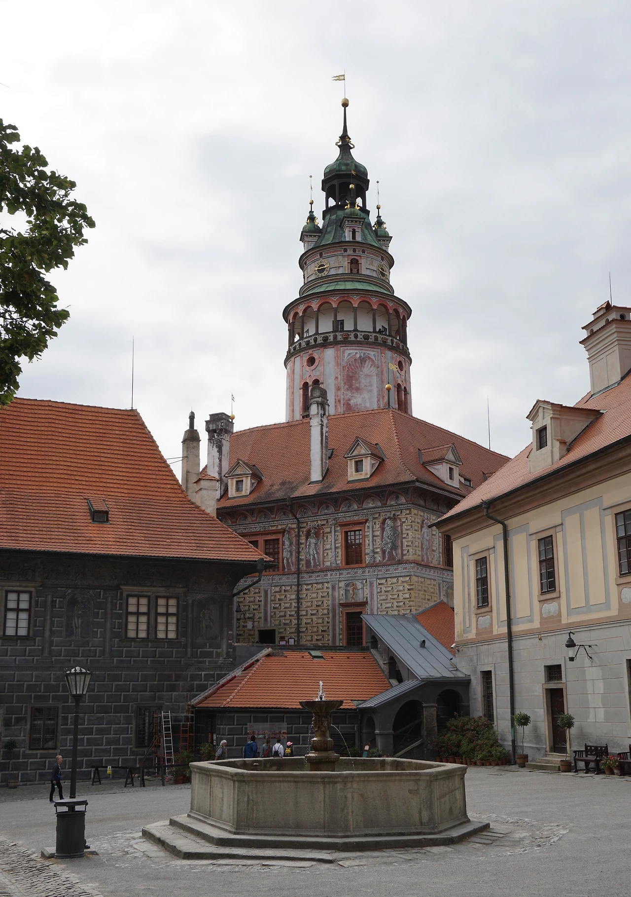 성 안 종탑과 우물.JPG