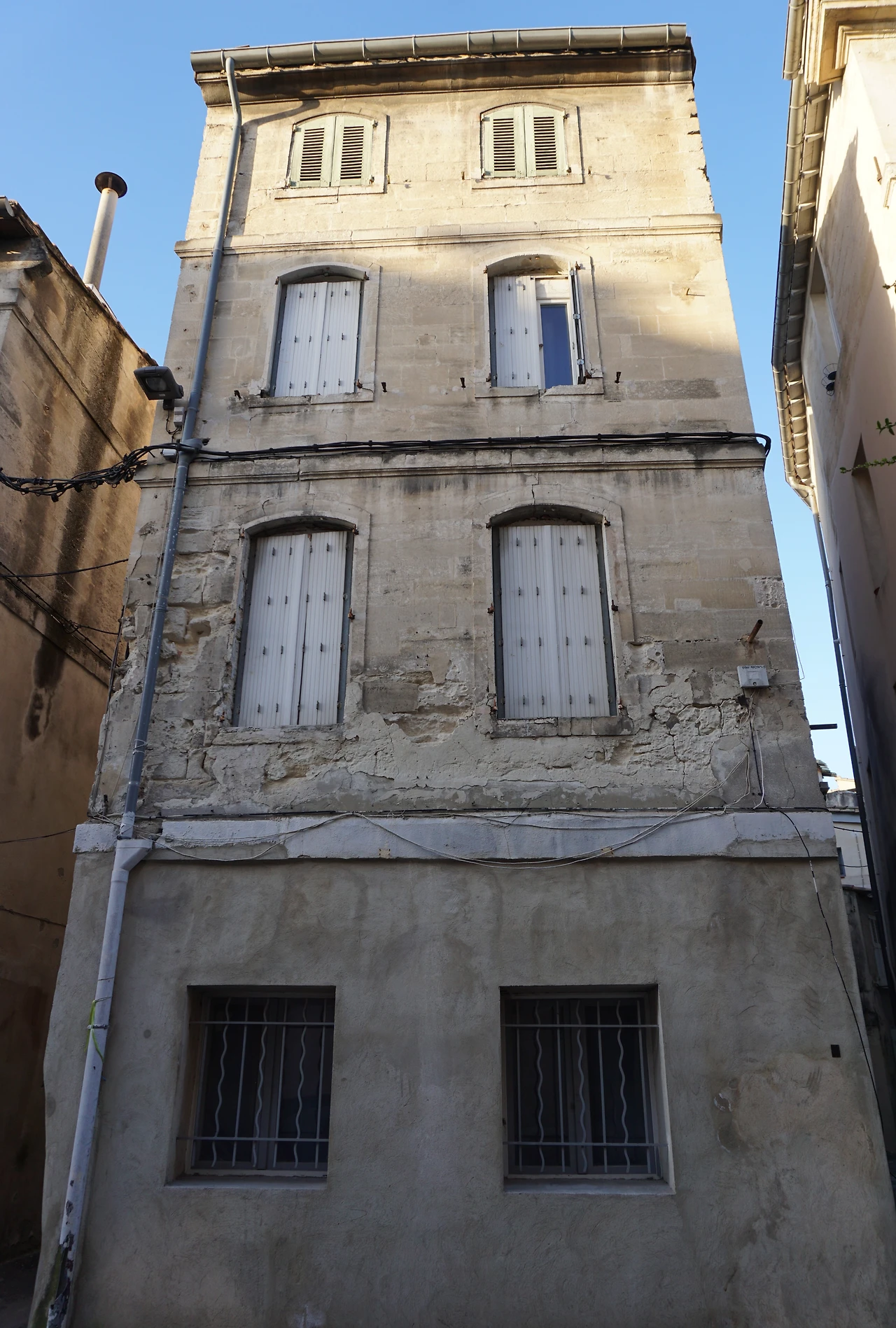 3일 덧문 달린 창은 미스트랄.JPG