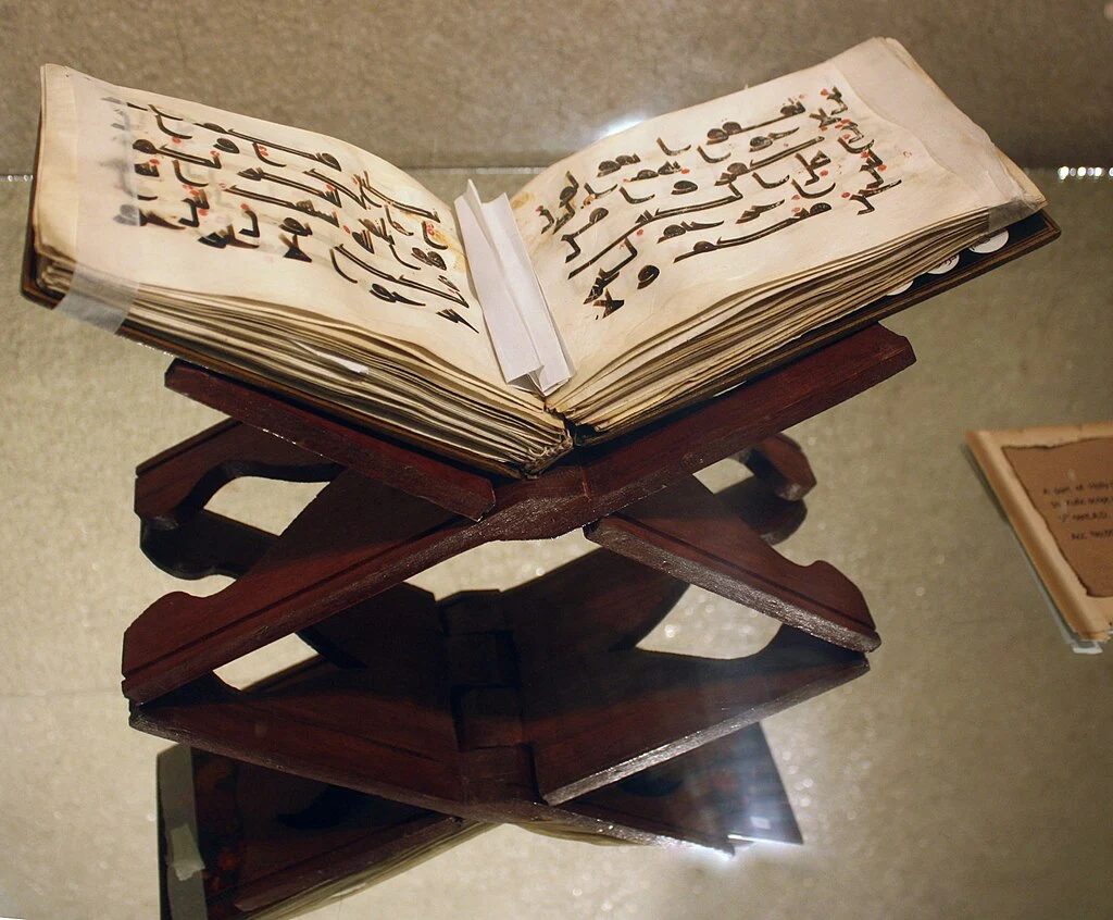 9th-century Quran in the Reza Abbasi Museum.JPG