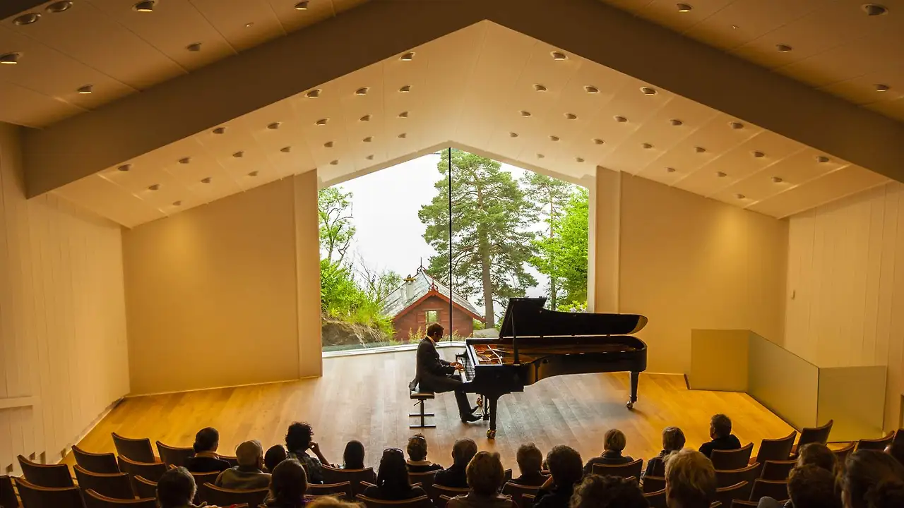 %3Ffile%3Dtroldhaugen26juni2012-17_589419515.jpg&dh%3D371&dw%3D800&cropX%3D0&cropY%3D857&cropH%3D1975&cropW%3D4256&t%3D4