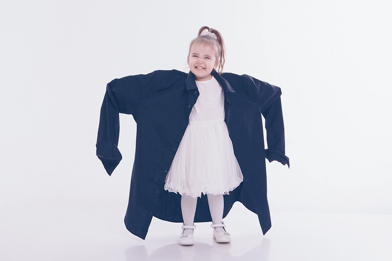 맞지 않는 옷입은 아이.jpeg