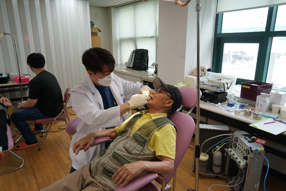 [사진2] 서울대치과병원 의료진의 진료모습(1).JPG