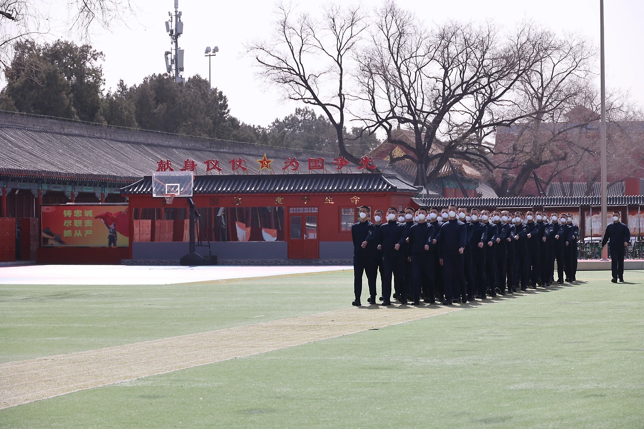 11. 고궁 앞 군인2.JPG