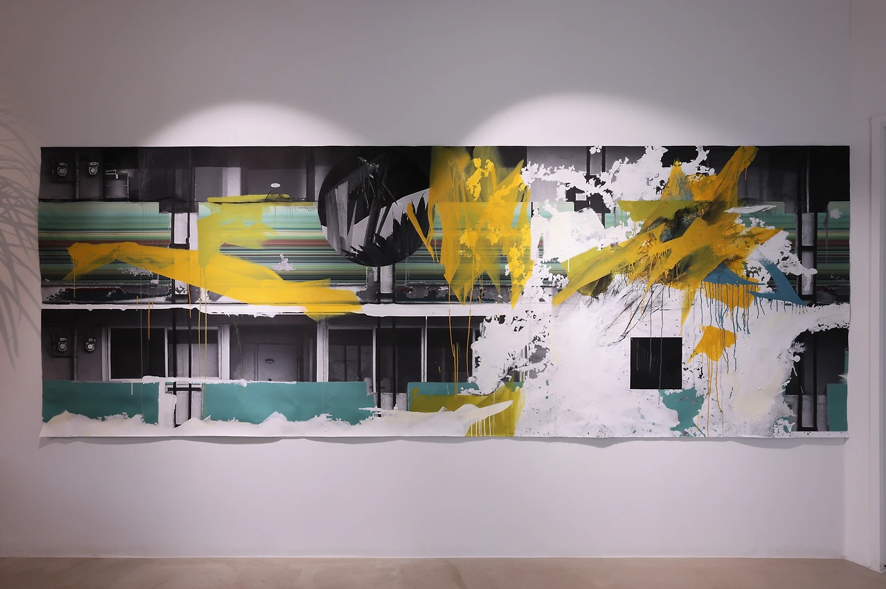 김지혜, 회복-물의 힘(부분), acrylic, charcoal, photo printing canvas, installation, 890x140cm, 2025.JPG