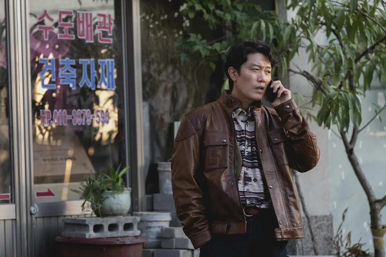 new-stills-from-park-chan-wooks-no-other-choice-v0-am2qx4mtz1kf1.jpg?width=2752&format=pjpg&auto=webp&s=0c1b5af6ff3b3a44923e3f1955067e1c2834d3f3