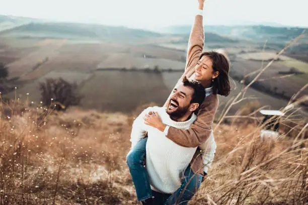 %EC%A0%8A%EC%9D%80-%EC%BE%8C%ED%99%9C%ED%95%9C-%EB%B6%80%EB%B6%80%EB%8A%94-%EC%96%B8%EB%8D%95%EC%97%90-%ED%94%BC%EA%B8%B0-%EB%B0%B1%ED%82%B9%ED%95%98%EB%8A%94-%EB%8F%99%EC%95%88-%EC%9E%AC%EB%AF%B8%EB%A5%BC.jpg?s=612x612&w=0&k=20&c=6VcmKYKXlU9kdCRyxoLcekVl2f3AHjDGZYE32txTPaM=