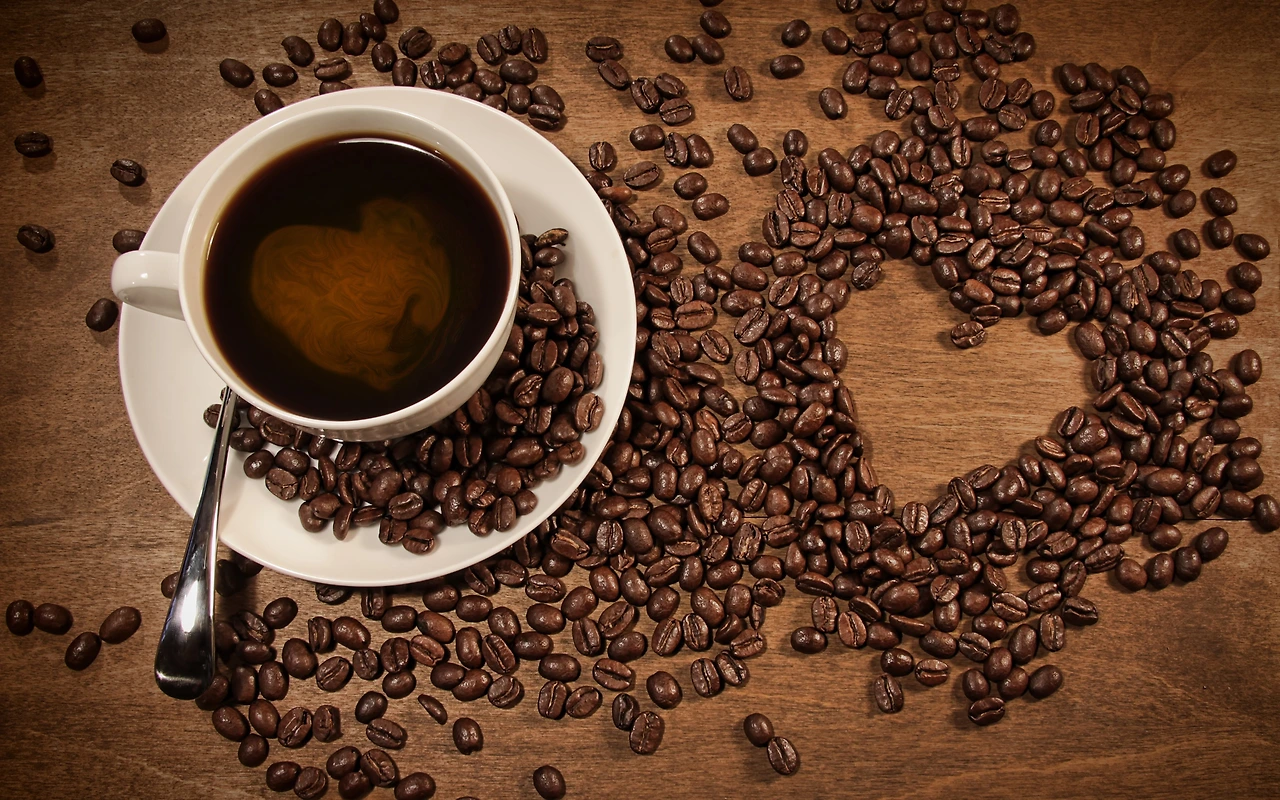 A-cup-of-coffee-coffee-beans-placed-heart-shaped-pattern_2560x1600.jpg