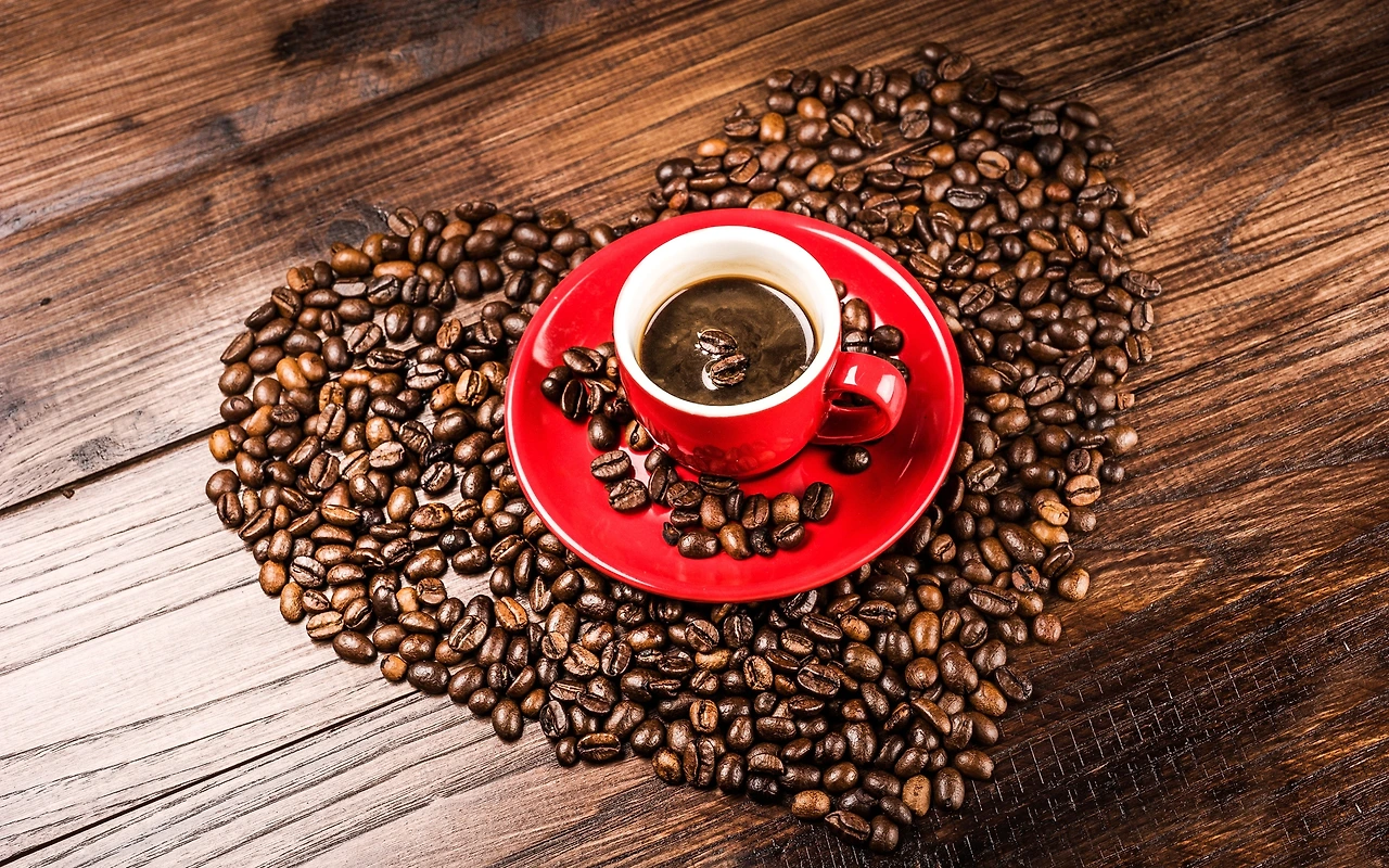 Coffee-beans-grains-heart-shaped-red-cup_2560x1600.jpg