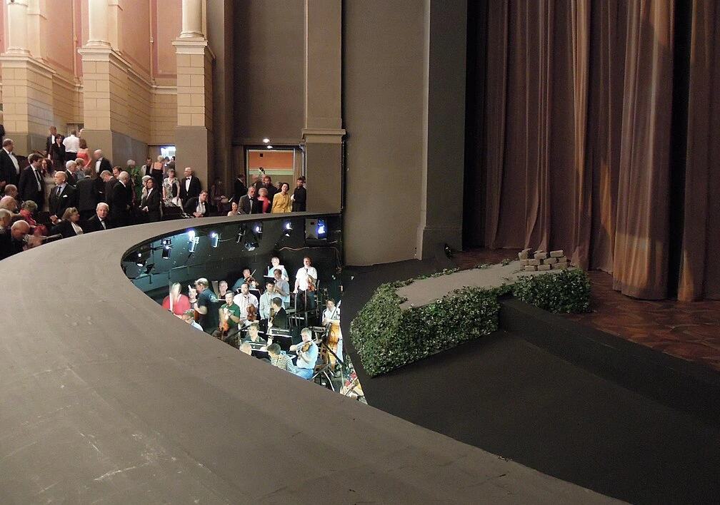 Bayreuth_Festspielhaus_orchestra_pit.JPG