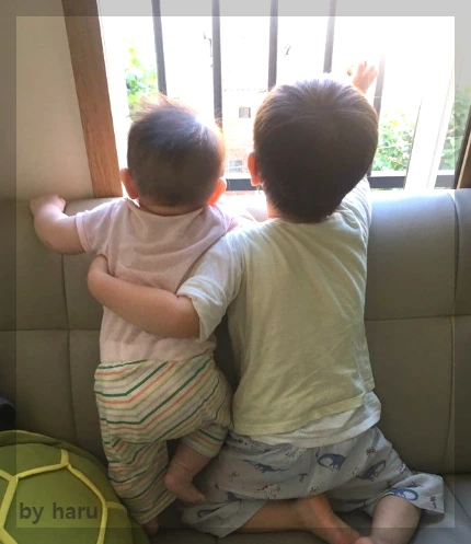 두 아이 뒷모습.jpeg