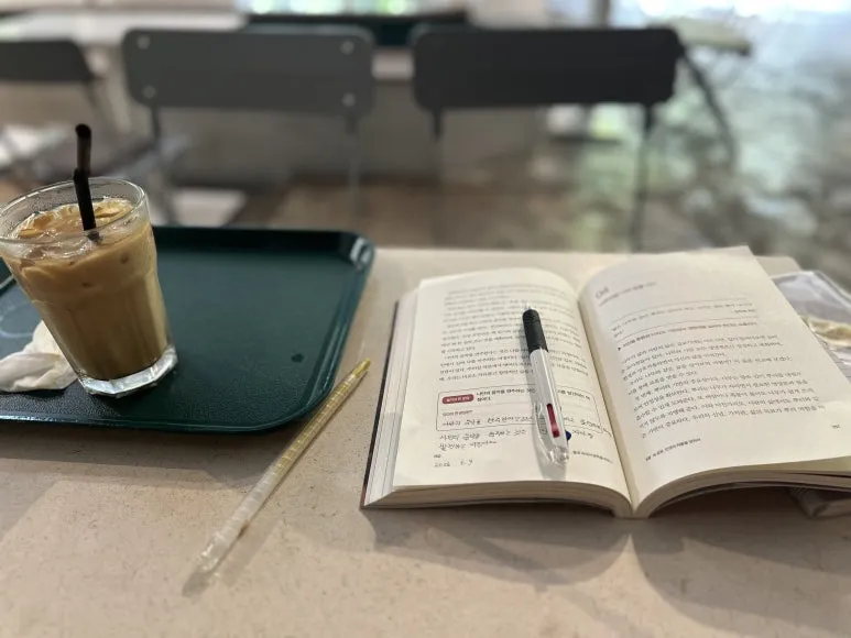 %EC%B1%85%EA%B3%BC_%EA%B1%B0%ED%94%BC.jpg?type=w773