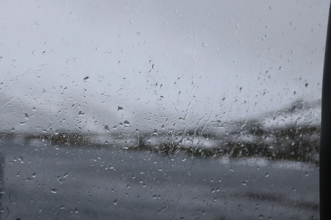 25.7 비오는 기차안.JPG