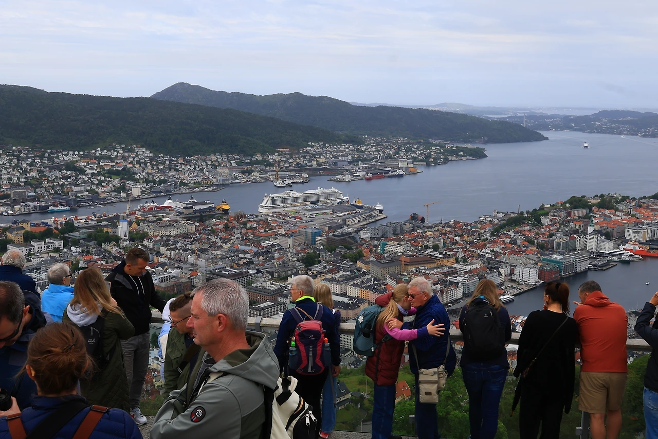 25.7.25 베르겐 전망대 사람1.JPG