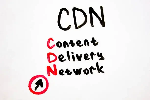 cdn-content-delivery-network-%ED%85%8D%EC%8A%A4%ED%8A%B8-%ED%99%94%EC%9D%B4%ED%8A%B8-%EB%B3%B4%EB%93%9C%EC%97%90-%EB%A7%88%EC%BB%A4%EB%A1%9C-%EC%9E%91%EC%84%B1%EB%90%9C-%EC%95%BD%EC%96%B4%EC%9E%85%EB%8B%88%EB%8B%A4-cdn-%EA%B0%9C%EB%85%90.webp?a=1&b=1&s=612x612&w=0&k=20&c=jtSwRqBiTfyaqm7umyOkWTjt2oIXmpkSxtct-bGIz0w=