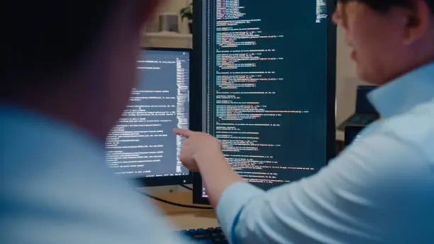 %EC%95%84%EC%8B%9C%EC%95%84%EC%9D%B8-%EC%86%8C%ED%94%84%ED%8A%B8%EC%9B%A8%EC%96%B4-%EA%B0%9C%EB%B0%9C%EC%9E%90%EB%93%A4%EC%9D%B4-%EC%BB%B4%ED%93%A8%ED%84%B0%EB%A5%BC-%EC%82%AC%EC%9A%A9%ED%95%98%EC%97%AC-%EB%B0%A4%EC%97%90-%EC%82%AC%EB%AC%B4%EC%8B%A4%EC%97%90-%EC%97%AC%EB%9F%AC-%EA%B0%9C%EC%9D%98-%EC%8A%A4%ED%81%AC%EB%A6%B0%EC%9D%B4-%EC%9E%88%EB%8A%94-%EC%B1%85%EC%83%81%EC%97%90-%EC%95%89%EC%95%84-%EC%BD%94%EB%93%9C%EB%A5%BC-%EC%9E%91%EC%84%B1%ED%95%9C%EB%8B%A4-%ED%94%84%EB%A1%9C%EA%B7%B8%EB%9E%98%EB%A8%B8-%EA%B0%9C%EB%B0%9C.webp?a=1&b=1&s=612x612&w=0&k=20&c=SRmwziQqumGWGe6AJDPfJT31yjsV6N4B729sqrBTTj4=