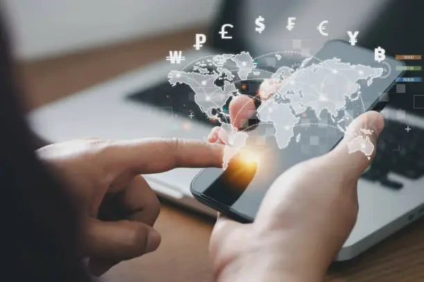 %ED%9C%B4%EB%8C%80-%EC%A0%84%ED%99%94%EC%99%80-%EB%85%B8%ED%8A%B8%EB%B6%81-%EC%BB%B4%ED%93%A8%ED%84%B0%EB%A5%BC-%EC%82%AC%EC%9A%A9%ED%95%98%EC%97%AC-%EC%A0%84-%EC%84%B8%EA%B3%84-%EA%B5%AD%EA%B0%80-%EA%B0%84%EC%9D%98-%EC%86%A1%EA%B8%88-%EB%B0%8F-%ED%99%98%EC%A0%84%EC%9D%84-%ED%95%98%EB%8A%94-%EB%82%A8%EC%9E%90-%EC%98%A8%EB%9D%BC%EC%9D%B8-%EB%B1%85%ED%82%B9-%EC%9D%80%ED%96%89-%EA%B0%84-%EA%B2%B0%EC%A0%9C-%EA%B0%9C%EB%85%90.webp?a=1&b=1&s=612x612&w=0&k=20&c=fhifV1EWIGMg8BitQ6fQNsbcYEze3QrHxKnubkJempQ=