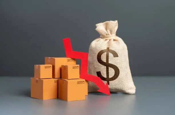 %EC%83%81%ED%92%88%EC%9D%B4-%EC%9E%88%EB%8A%94-%EC%83%81%EC%9E%90%EC%99%80-%EB%8B%AC%EB%9F%AC-%EB%8F%88-%EA%B0%80%EB%B0%A9-%EC%98%86%EC%97%90-%EB%B9%A8%EA%B0%84-%ED%99%94%EC%82%B4%ED%91%9C%EA%B0%80-%EC%9E%88%EC%8A%B5%EB%8B%88%EB%8B%A4-%EA%B2%BD%EA%B8%B0-%EC%95%85%ED%99%94-%EB%B0%8F-%ED%8C%90%EB%A7%A4-%EC%9D%B4%EC%9D%B5-%EA%B0%90%EC%86%8C-%EB%AC%B4%EC%97%AD-%EB%B6%80%EC%A1%B1-%EC%83%81%ED%92%88%EC%97%90-%EB%8C%80%ED%95%9C-%EB%82%AE%EC%9D%80-%EC%88%98%EC%9A%94-%EC%88%98%EC%9E%85-%EB%B0%8F-%EC%88%98%EC%B6%9C.webp?a=1&b=1&s=612x612&w=0&k=20&c=XumMeQYMev-f1_baxxxKhJUGVa3e2pdcI1UTwuxgb34=