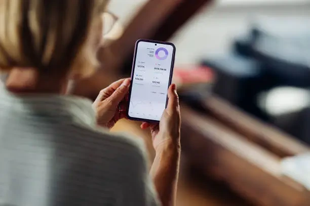 %EC%A7%91%EC%97%90%EC%84%9C-%EC%8A%A4%EB%A7%88%ED%8A%B8-%ED%8F%B0%EC%9C%BC%EB%A1%9C-%EA%B8%88%EC%9C%B5-%EB%8D%B0%EC%9D%B4%ED%84%B0%EB%A5%BC-%EB%B6%84%EC%84%9D%ED%95%98%EB%8A%94-%EC%97%AC%EC%84%B1.webp?a=1&b=1&s=612x612&w=0&k=20&c=Zd0qjzZU5Q0vjImTQo5-qfkCTMleSJ2ORdnns7wm2jU=